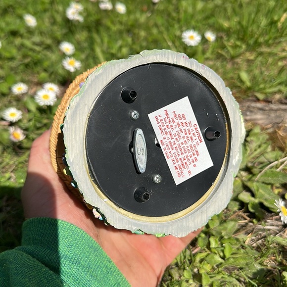 Spring Water Globe with musical play “peter cottontail” egg shape glass dome - Picture 7 of 8